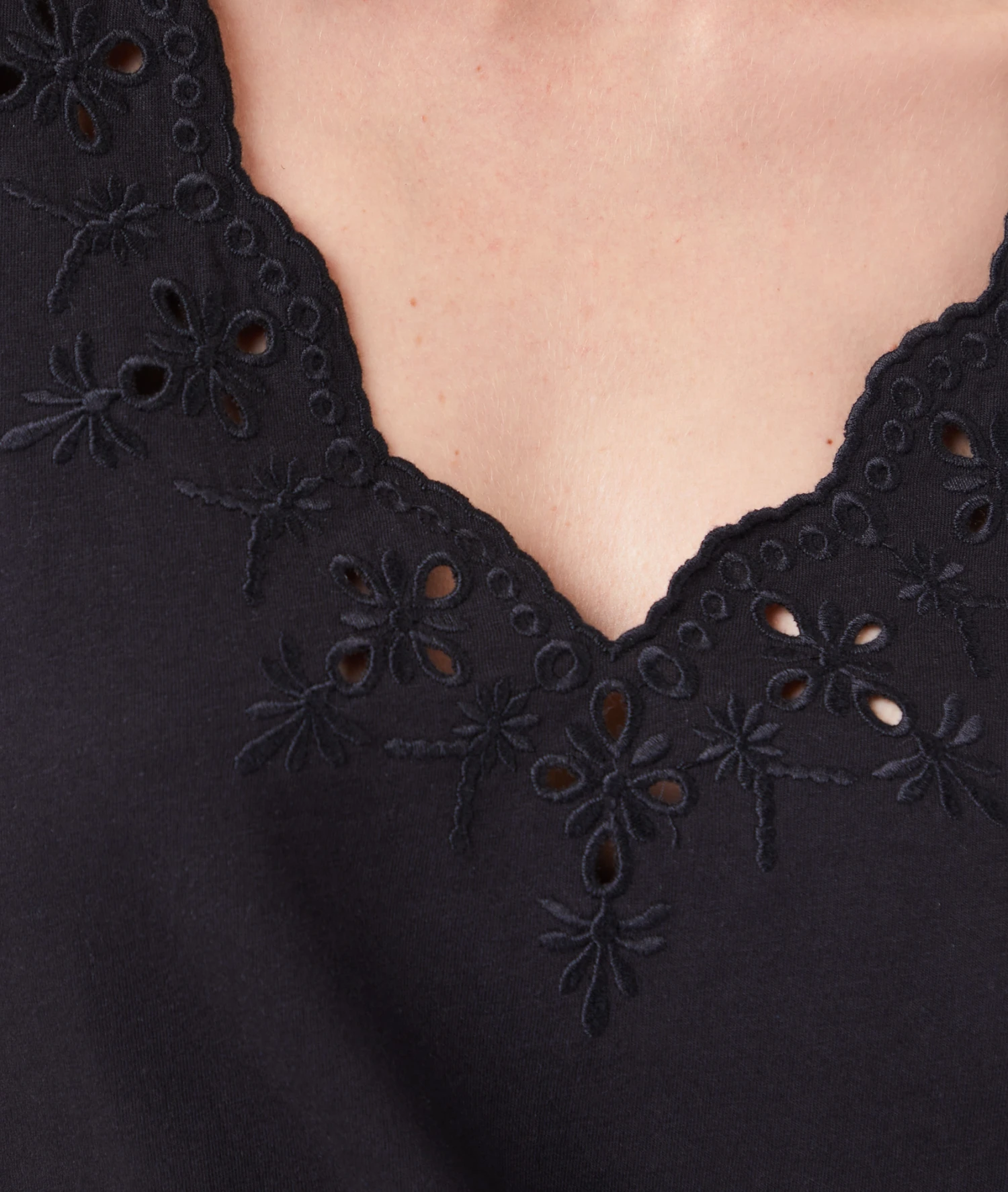 T-Shirt Mit Langen Ärmeln Und Durchbrochenen Details SCHWARZ 4 T-Shirt Mit Langen Ärmeln Und Durchbrochenen Details SCHWARZ – Bild 4