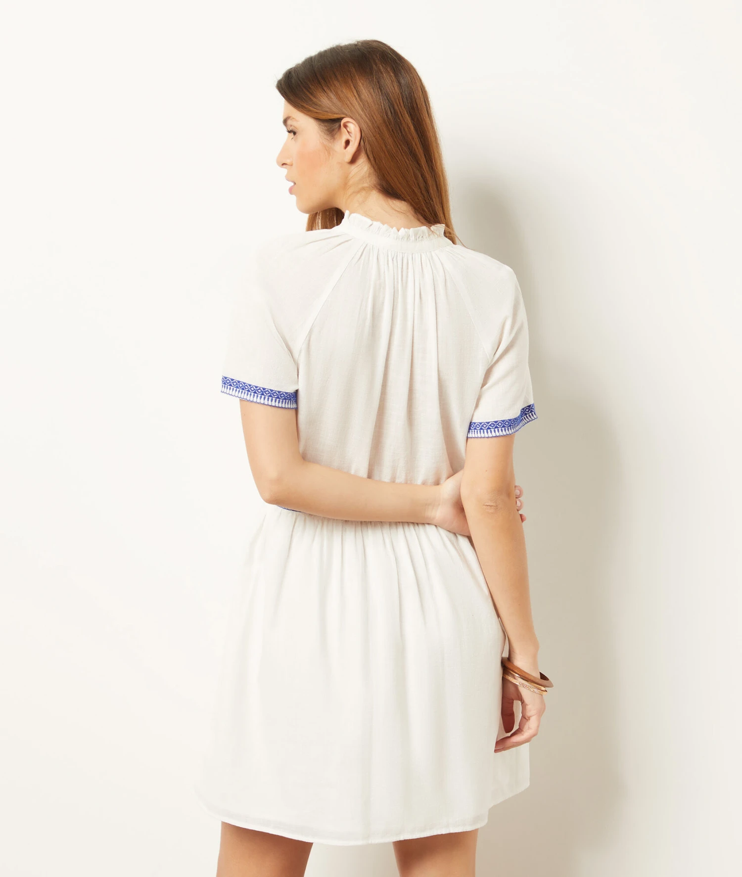 Kleid Mit Gestickten Details 100 % Baumwolle WEIß 2 Kleid Mit Gestickten Details 100 % Baumwolle WEIß – Bild 2