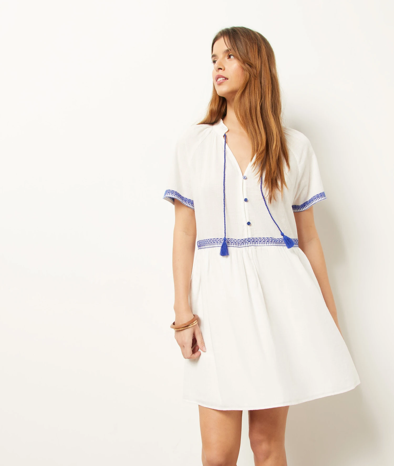 Kleid Mit Gestickten Details 100 % Baumwolle WEIß 5 Kleid Mit Gestickten Details 100 % Baumwolle WEIß – Bild 5