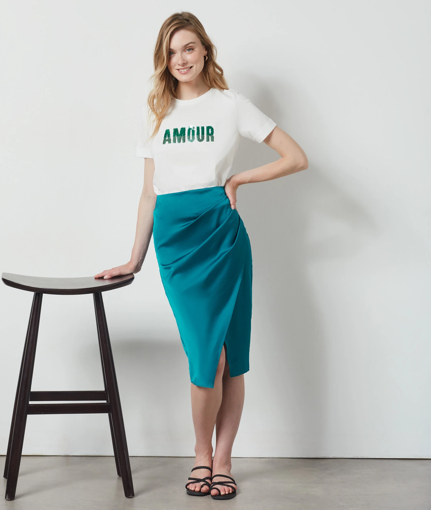 Jupe Midi Satinée EMERAUDE 1 Jupe Midi Satinée EMERAUDE